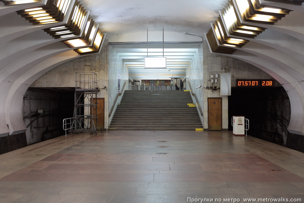 Фотография станции Ленинская (Автозаводско-Нагорная линия, Нижний Новгород). Выход в город осуществляется по лестнице.