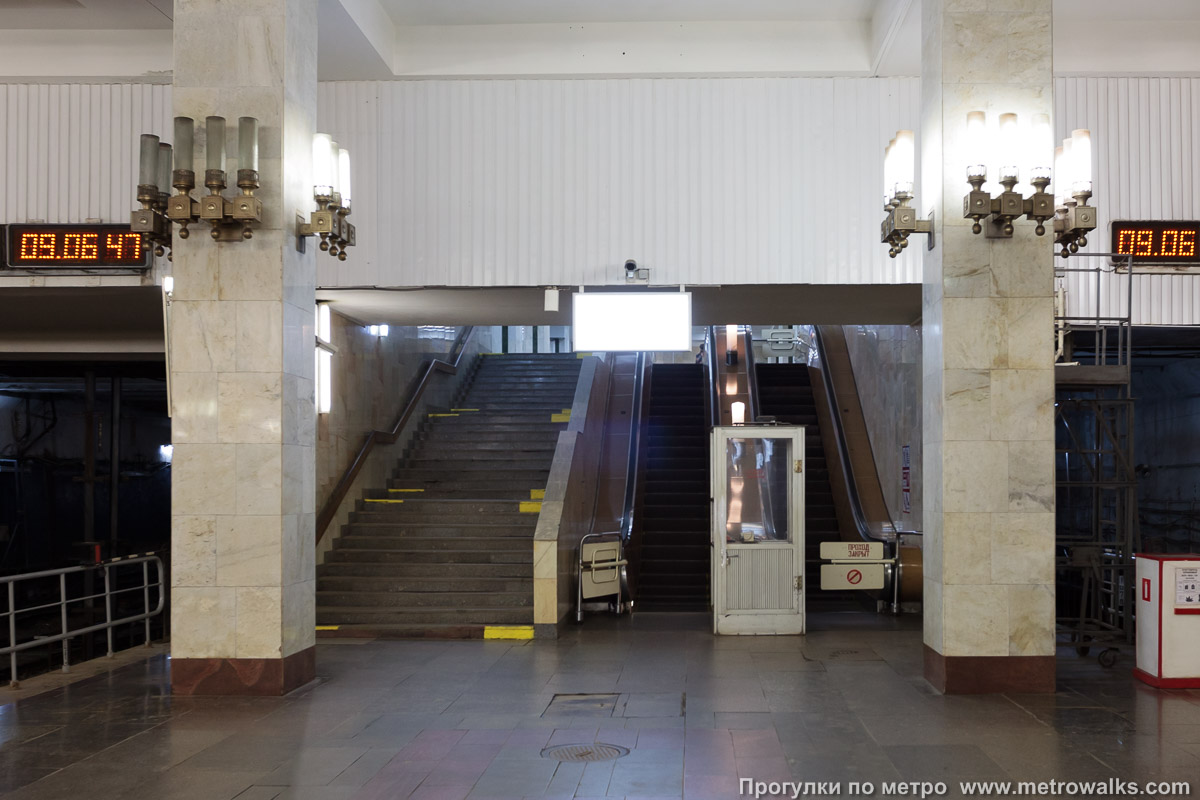 Фотография станции Московская (Сормовско-Мещерская линия, Нижний Новгород). Выход в город, эскалаторы начинаются прямо с уровня платформы.