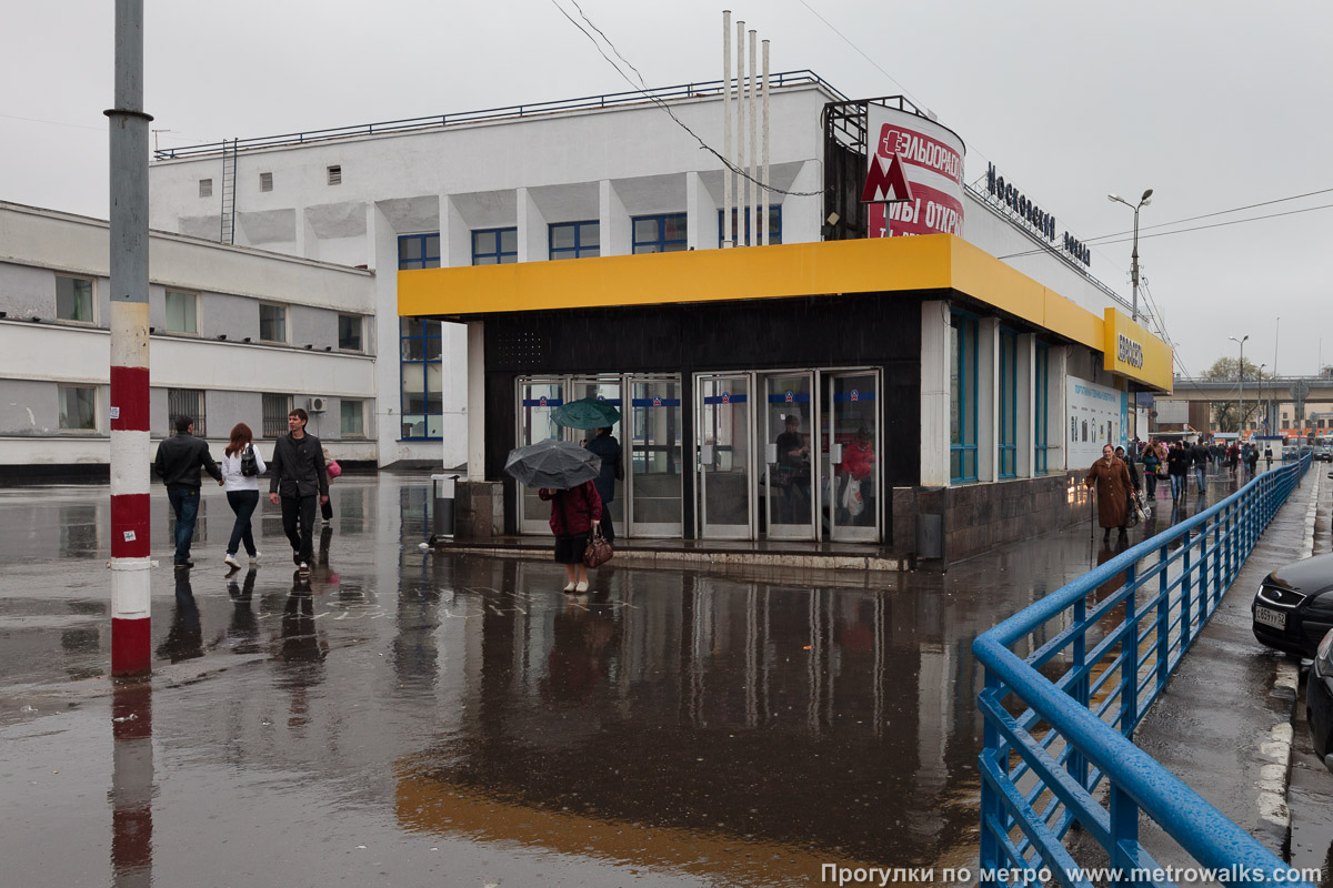 Фотография станции Московская (Автозаводско-Нагорная линия, Нижний Новгород). Вход на станцию осуществляется через подземный переход. Вход со стороны железнодорожного вокзала регулярно меняет цвет. В 2013 году он был жёлтым.