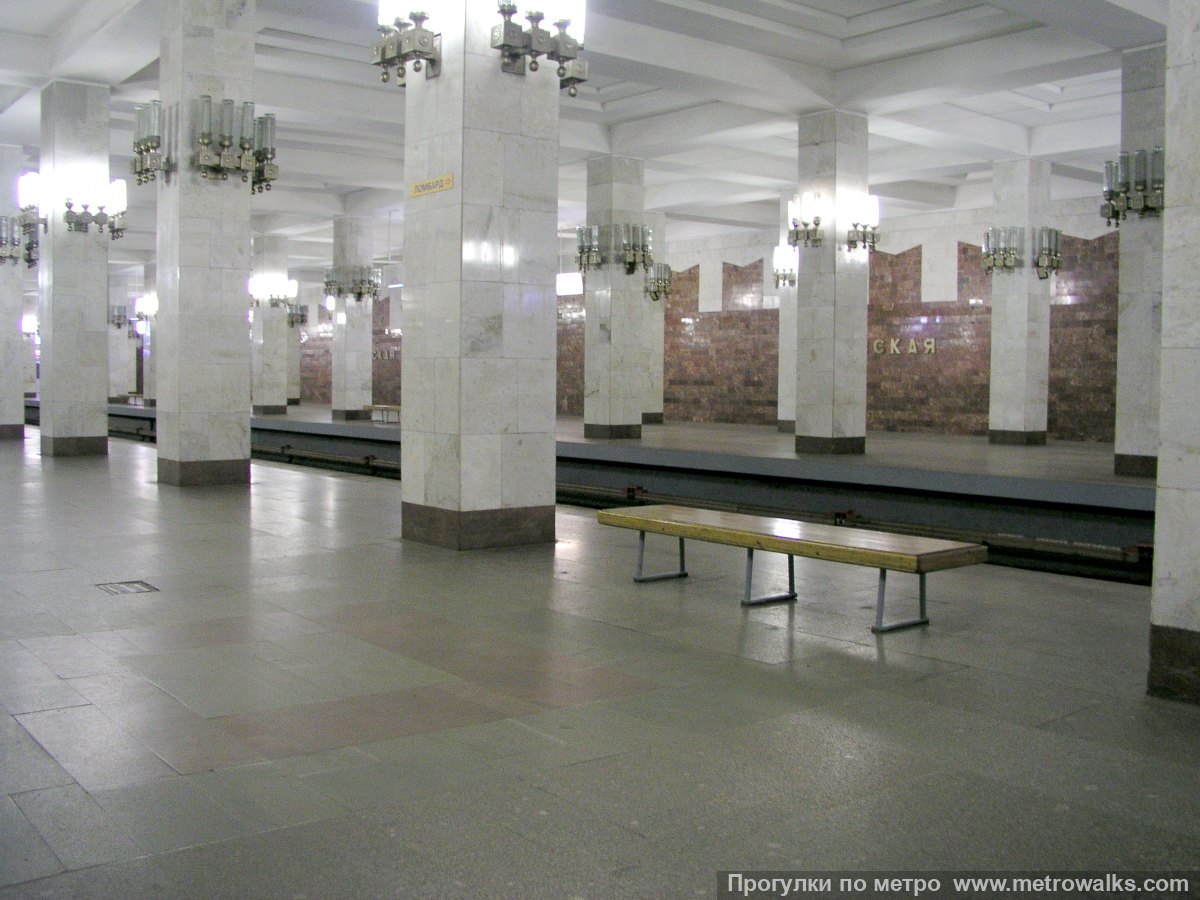 Фотография станции Московская (Автозаводско-Нагорная линия, Нижний Новгород). Вид с края платформы по диагонали на противоположную сторону сквозь центральный зал.