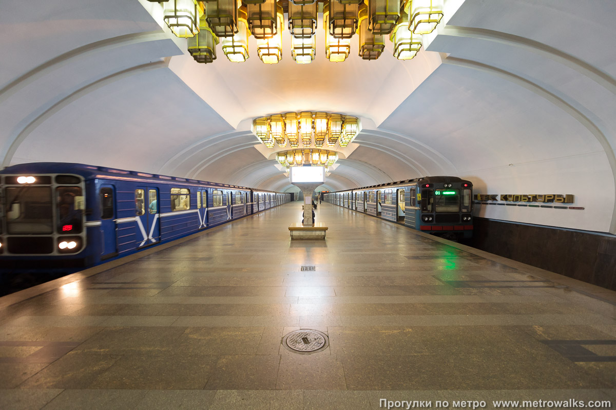 Фотография станции Парк культуры (Автозаводско-Нагорная линия, Нижний Новгород). Продольный вид по оси станции. Станция является конечной, и более типичный её вид — с поездами.