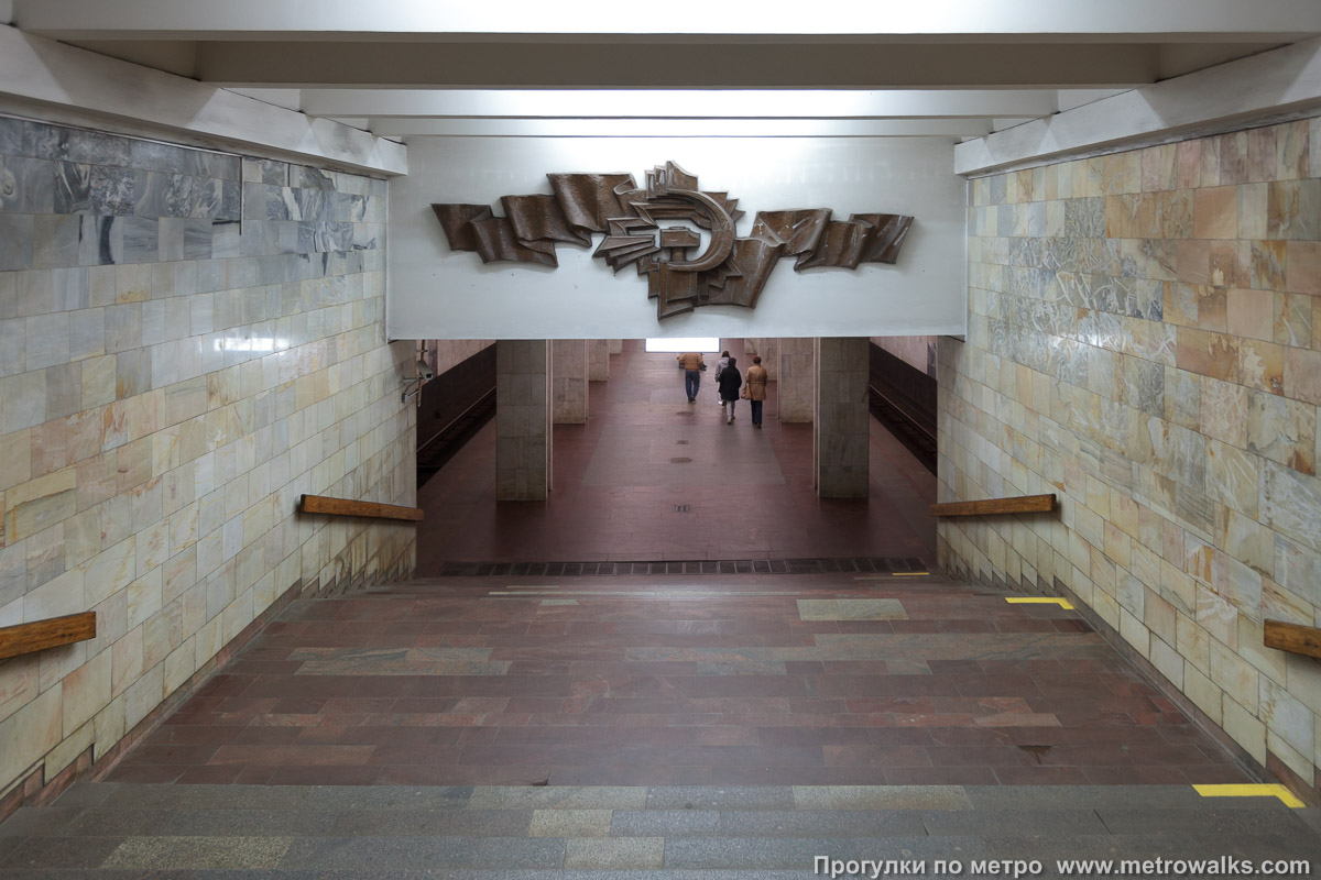 Фотография станции Пролетарская (Автозаводско-Нагорная линия, Нижний Новгород). Спуск на станцию по лестнице.