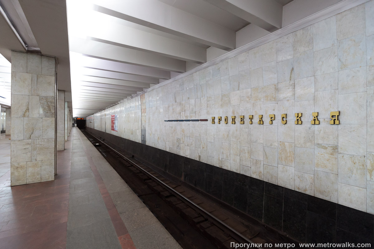 Фотография станции Пролетарская (Автозаводско-Нагорная линия, Нижний Новгород). Боковой зал станции и посадочная платформа, общий вид.