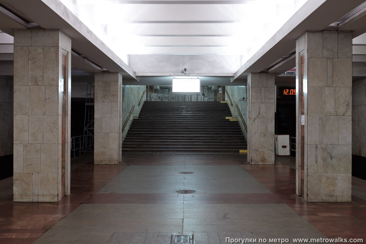 Фотография станции Пролетарская (Автозаводско-Нагорная линия, Нижний Новгород). Выход в город осуществляется по лестнице.