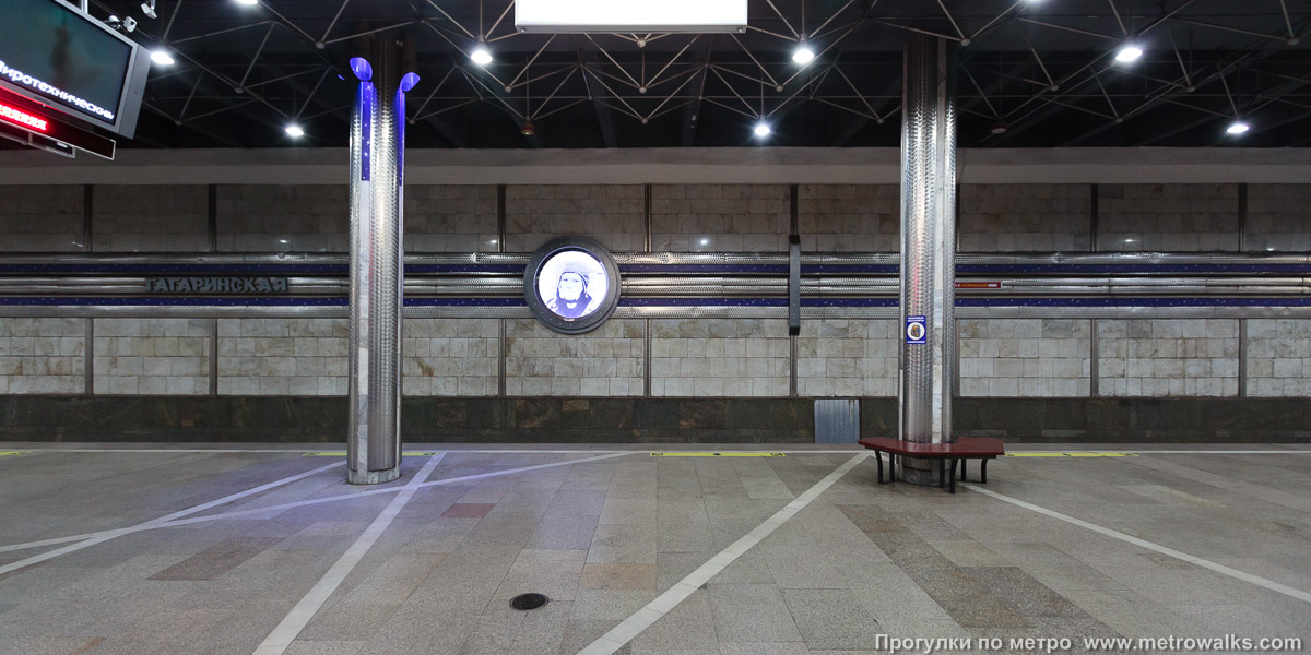 Фотография станции Гагаринская (Ленинская линия, Новосибирск). Поперечный вид, проходы между колоннами из центрального зала на платформу.