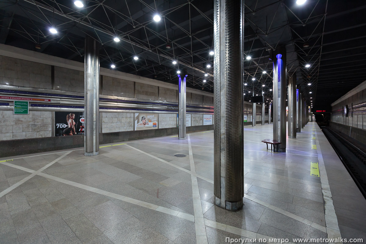 Фотография станции Гагаринская (Ленинская линия, Новосибирск). Вид с края платформы по диагонали на противоположную сторону сквозь центральный зал.
