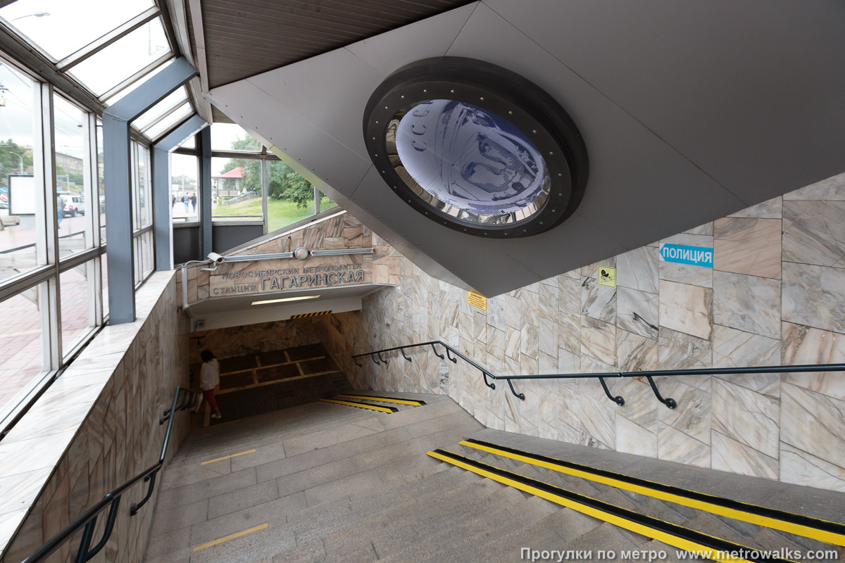Фотография станции Гагаринская (Ленинская линия, Новосибирск). Лестница подземного перехода.