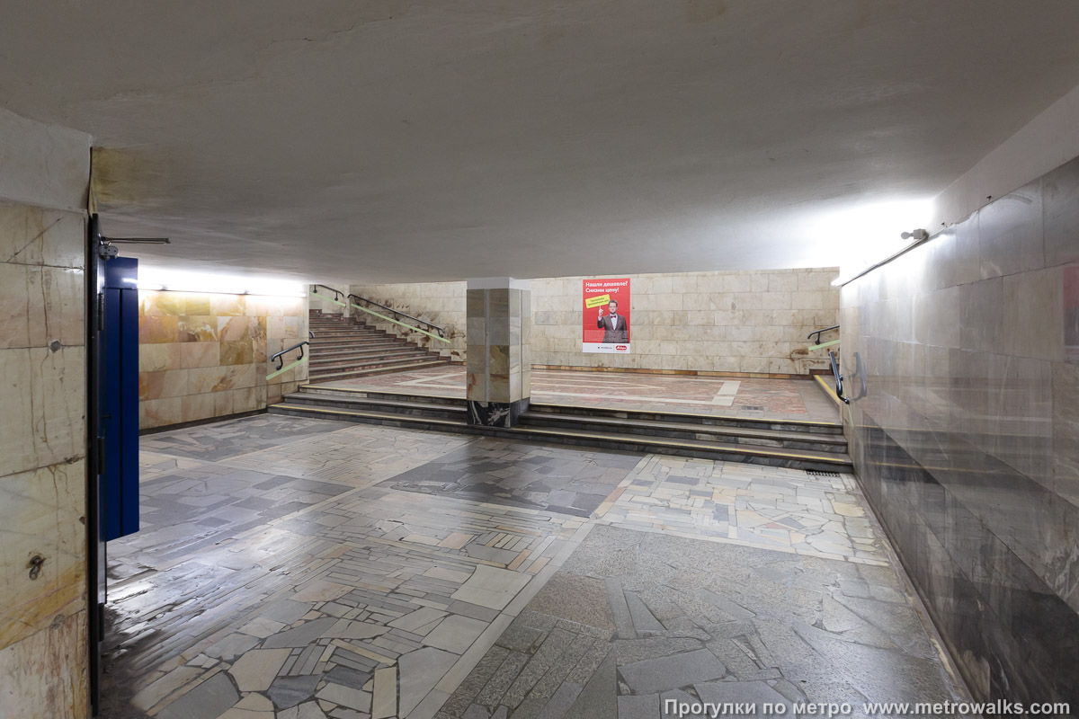 Фотография станции Красный проспект (Ленинская линия, Новосибирск). Переход, общий вид. Вид из перехода обратно в сторону станции.