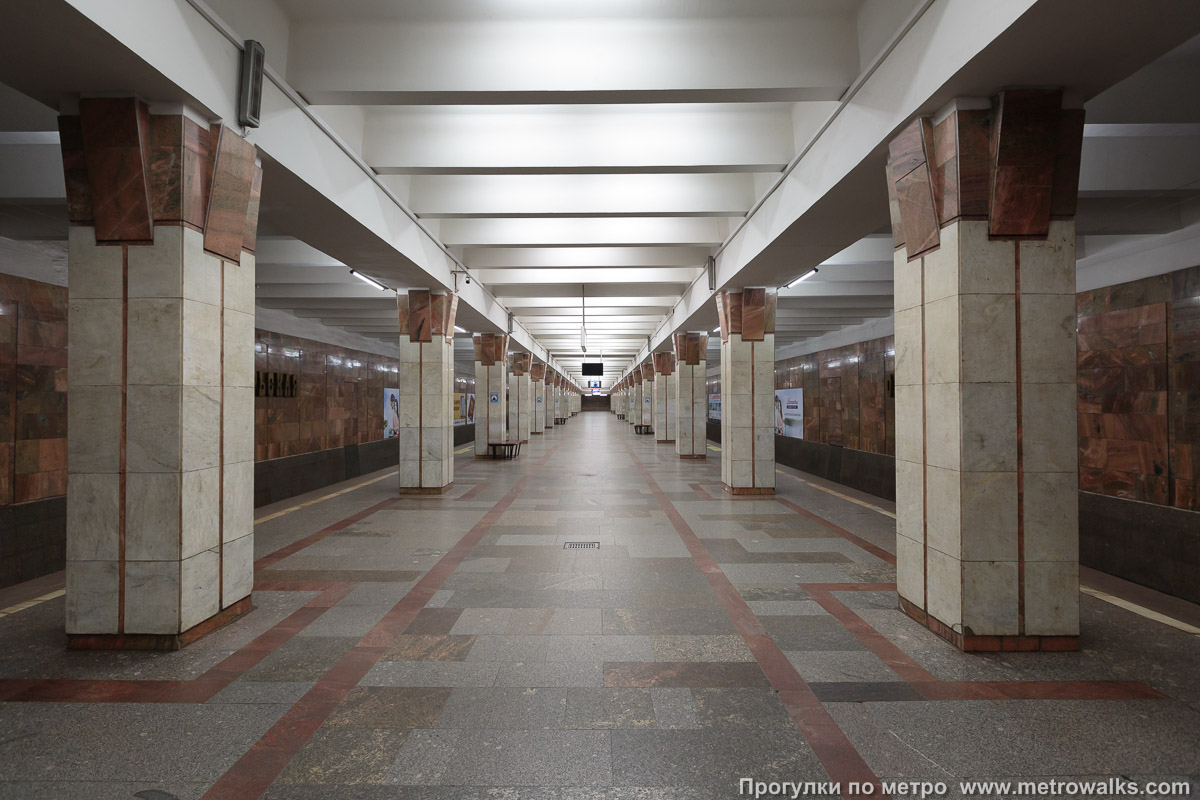 Фотография станции Октябрьская (Ленинская линия, Новосибирск). Продольный вид центрального зала.