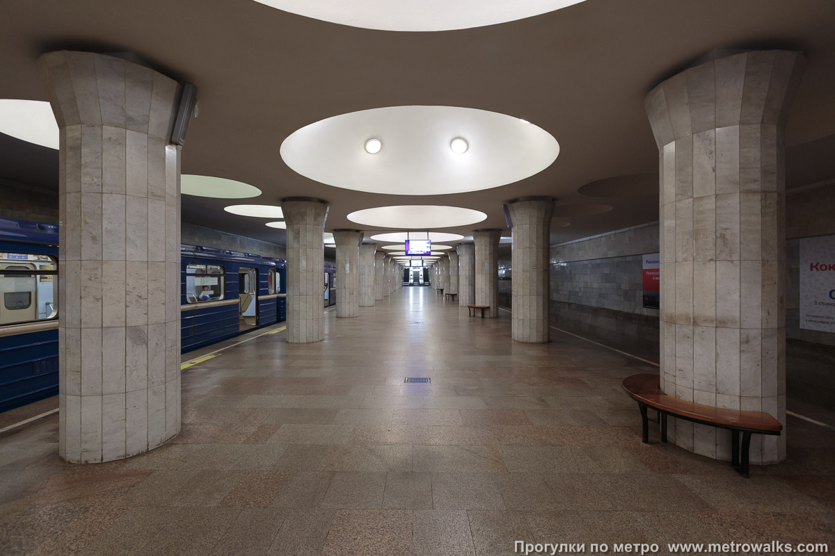 Фотография станции Площадь Гарина-Михайловского (Дзержинская линия, Новосибирск). Продольный вид центрального зала.