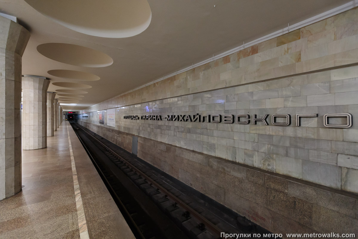 Фотография станции Площадь Гарина-Михайловского (Дзержинская линия, Новосибирск). Боковой зал станции и посадочная платформа, общий вид.