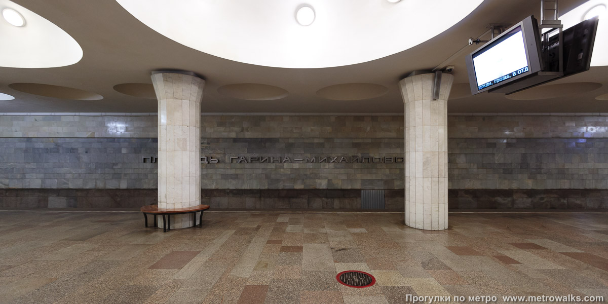 Фотография станции Площадь Гарина-Михайловского (Дзержинская линия, Новосибирск). Поперечный вид, проходы между колоннами из центрального зала на платформу.