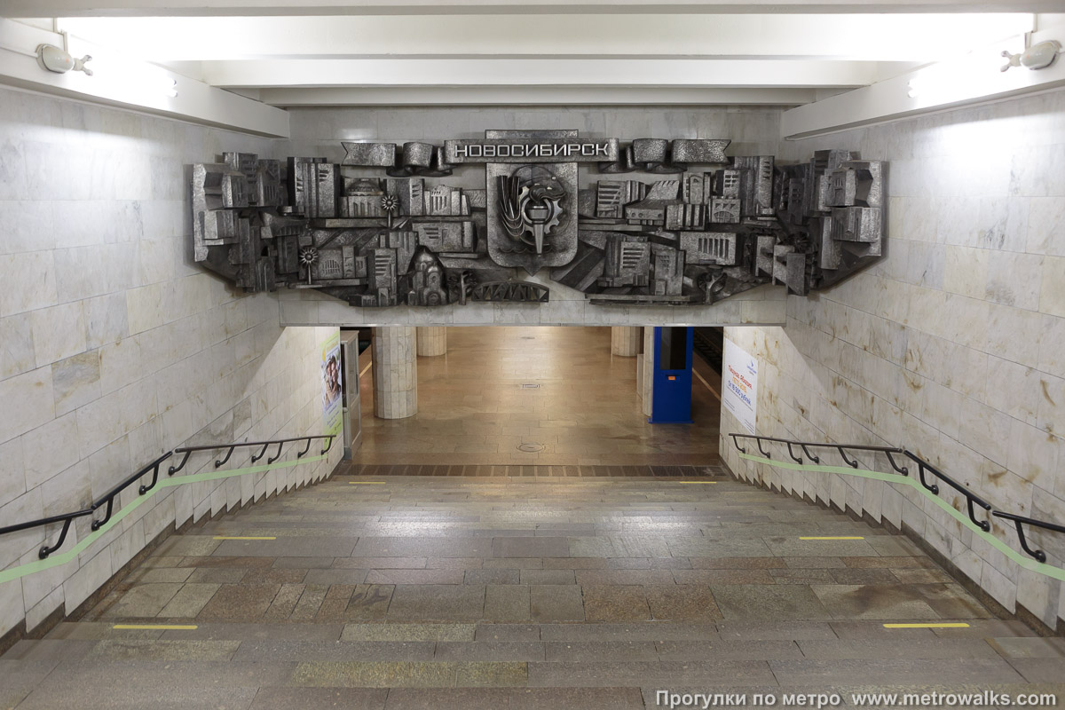 Фотография станции Площадь Гарина-Михайловского (Дзержинская линия, Новосибирск). Спуск на станцию по лестнице.