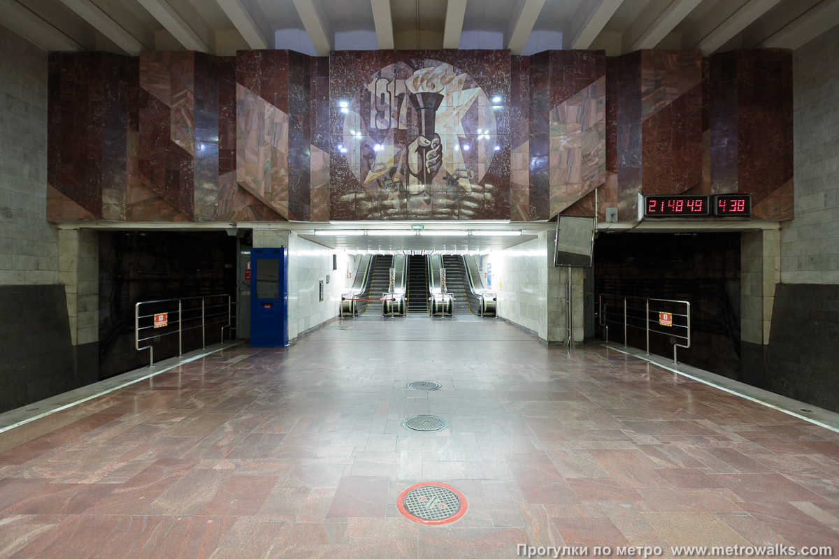 Фотография станции Площадь Ленина (Ленинская линия, Новосибирск). Выход в город, эскалаторы начинаются прямо с уровня платформы.