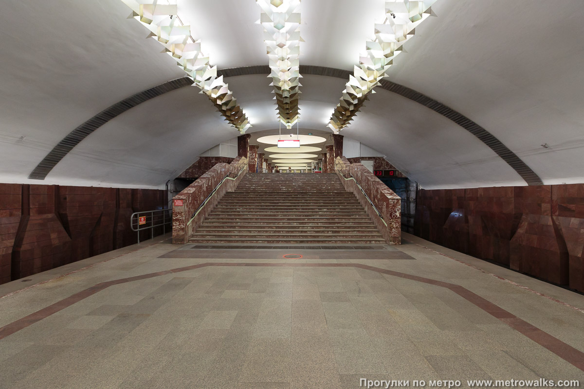 Фотография станции Площадь Маркса (Ленинская линия, Новосибирск). Выход в город осуществляется по лестнице. Второй (западный) выход со станции идентичен первому, отличия наблюдаются лишь в мелочах.