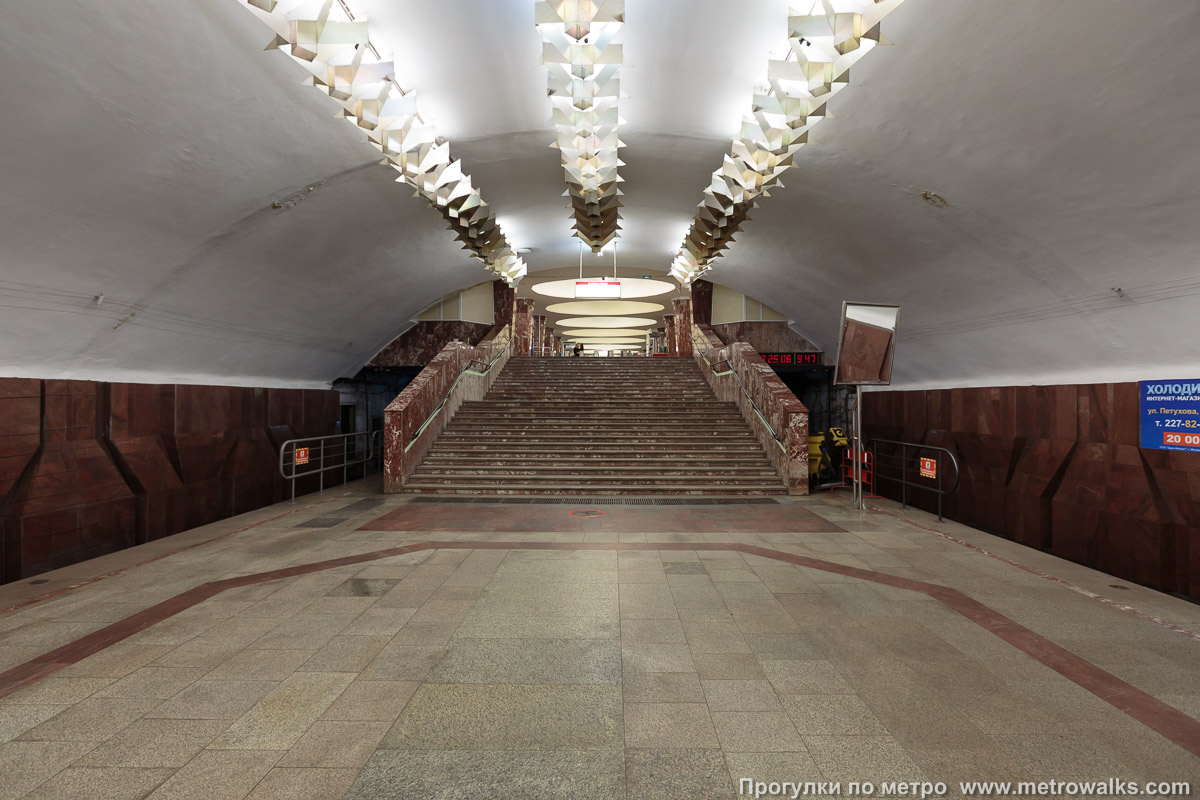 Фотография станции Площадь Маркса (Ленинская линия, Новосибирск). Выход в город осуществляется по лестнице.