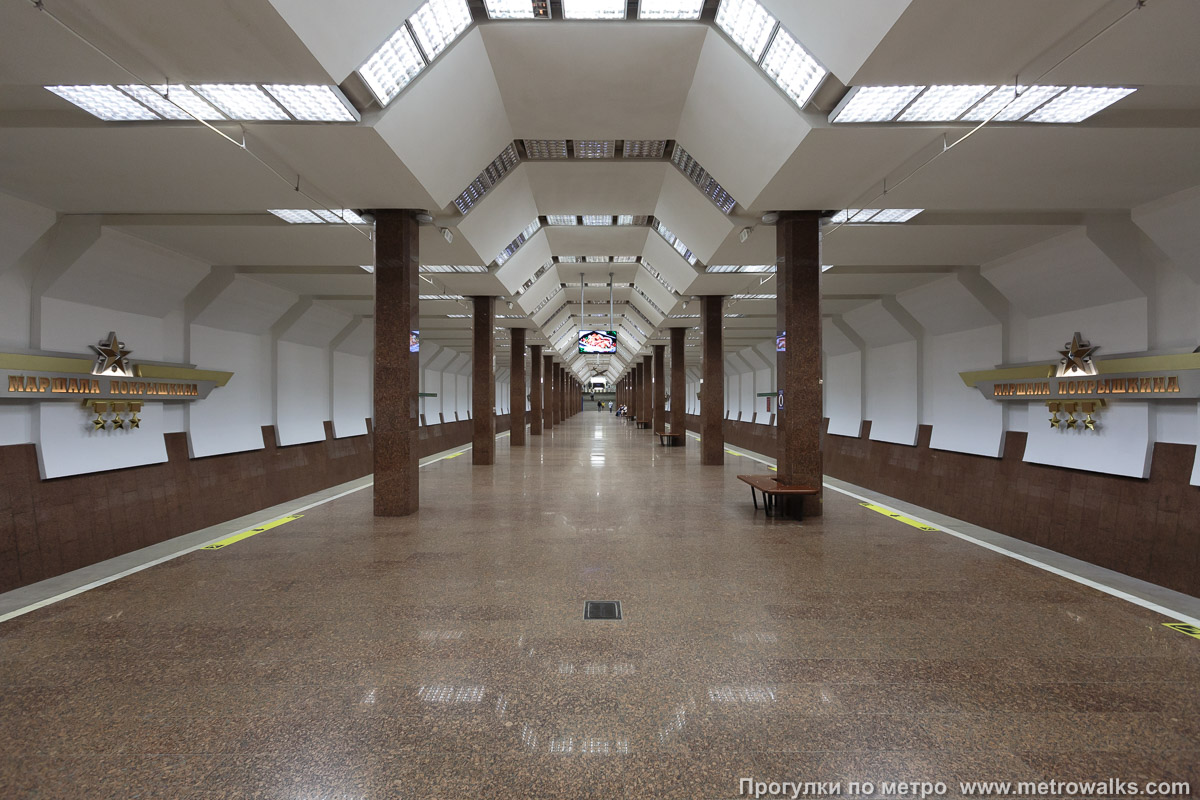 Фотография станции Маршала Покрышкина (Дзержинская линия, Новосибирск). Продольный вид центрального зала.