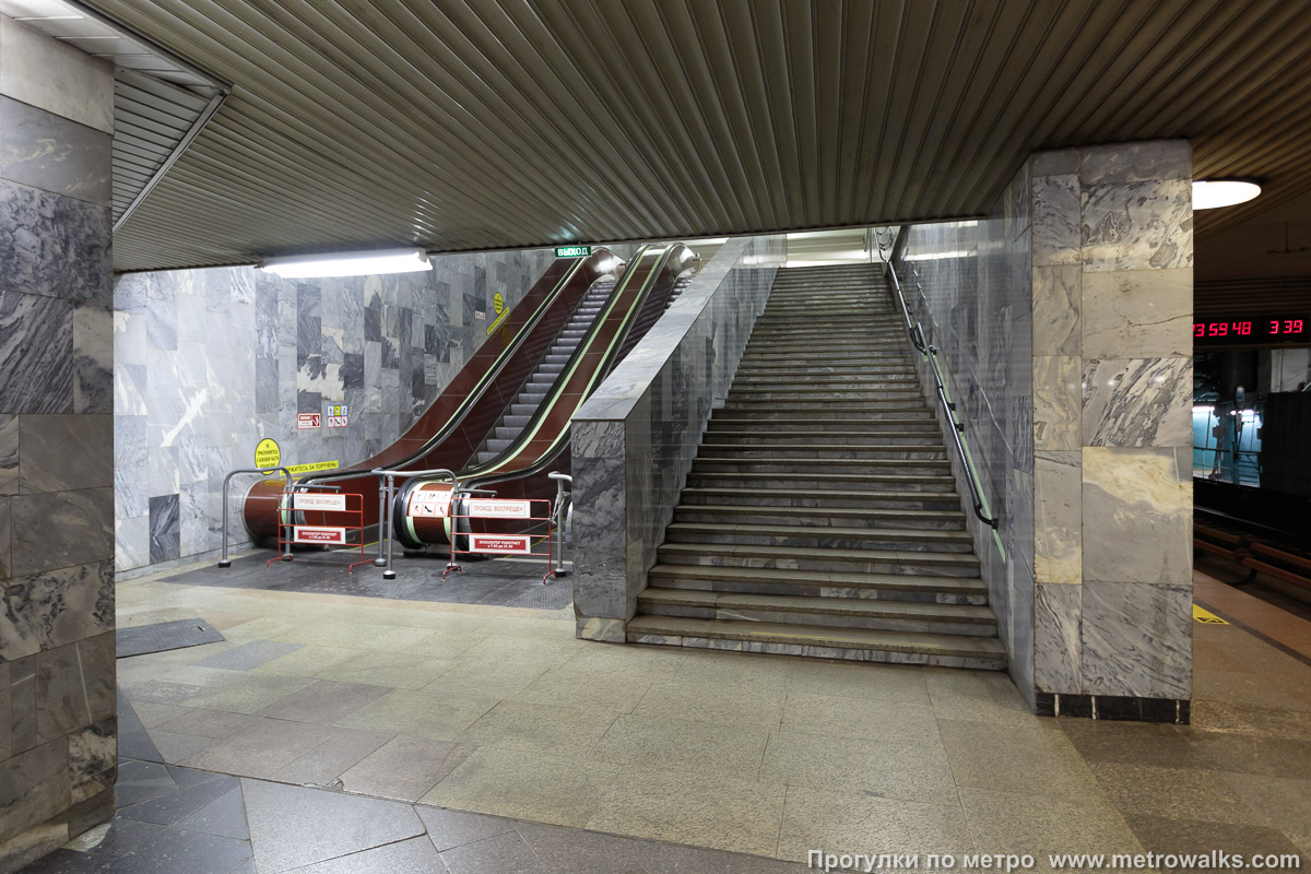 Фотография станции Речной вокзал (Ленинская линия, Новосибирск). Выход в город, эскалаторы начинаются прямо с уровня платформы. Один из выходов ведёт наверх…