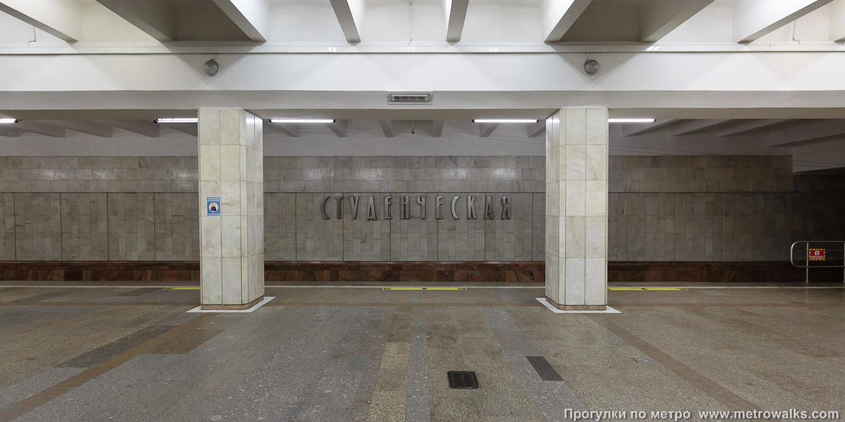 Фотография станции Студенческая (Ленинская линия, Новосибирск). Поперечный вид, проходы между пилонами из центрального зала на платформу.
