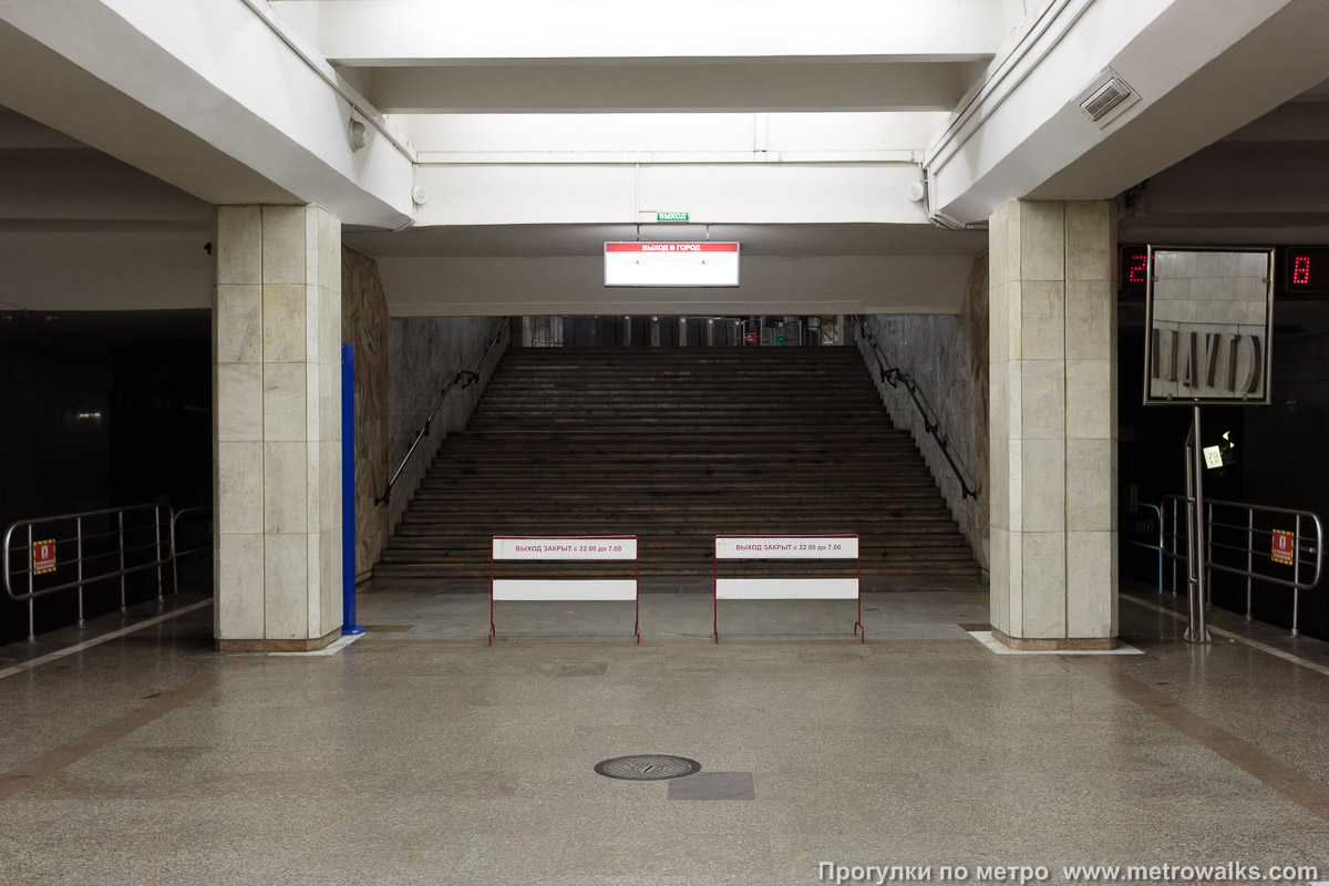 Фотография станции Студенческая (Ленинская линия, Новосибирск). Выход в город осуществляется по лестнице. Второй (северо-восточный) выход закрыт с 22:00 до 7:00.