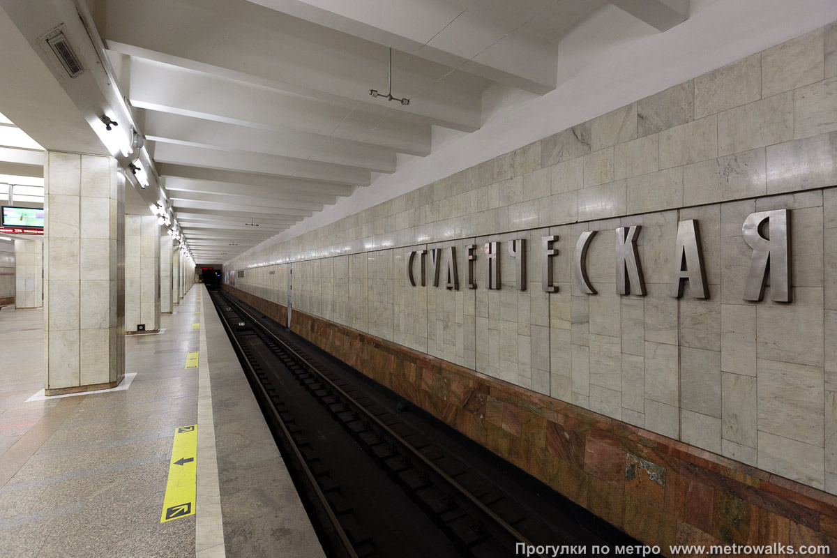 Фотография станции Студенческая (Ленинская линия, Новосибирск). Боковой зал станции и посадочная платформа, общий вид.
