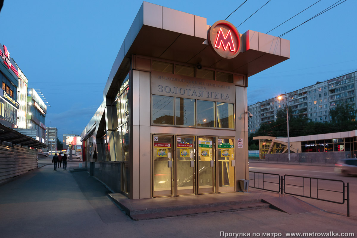 Фотография станции Золотая нива (Дзержинская линия, Новосибирск). Вход на станцию осуществляется через подземный переход.