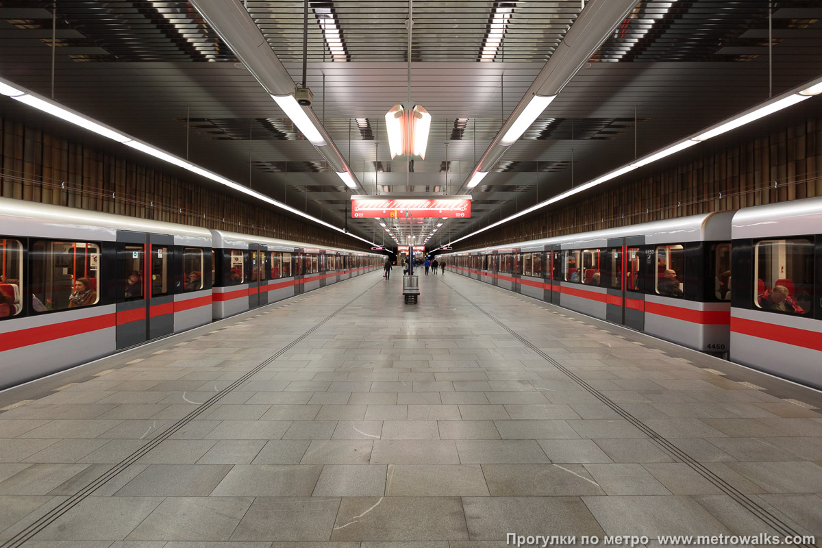 Фотография станции Chodov [Хо́дов] (линия C, Прага). Общий вид по оси станции от глухого торца в сторону выхода. Для оживления картинки — с поездом.