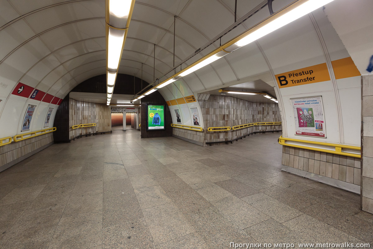 Фотография станции Florenc [Фло́ренц] (линия B, Прага). Переход, общий вид. В переходе на линию «C» (прямо — к лифтам, направо — к эскалаторам).