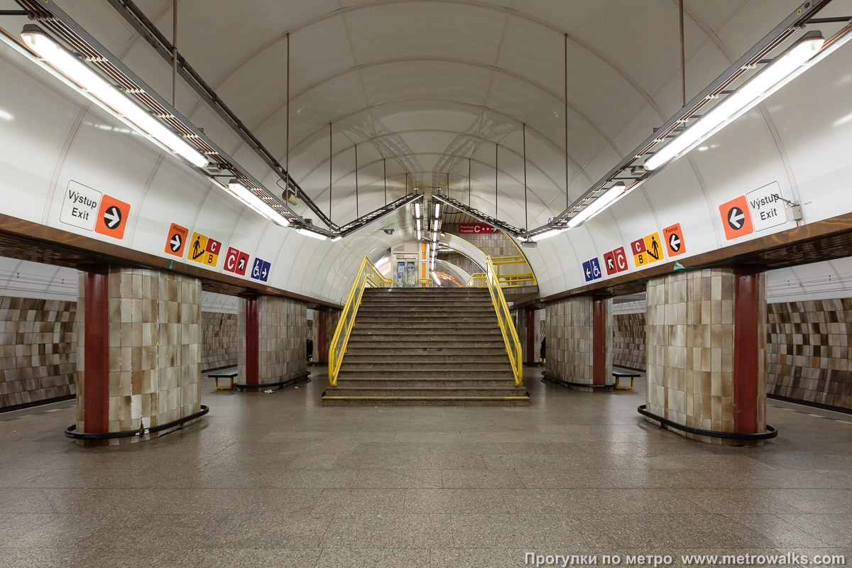 Фотография станции Florenc [Фло́ренц] (линия B, Прага). Около перехода. В центре зала — переход на одноимённую станцию линии «C».