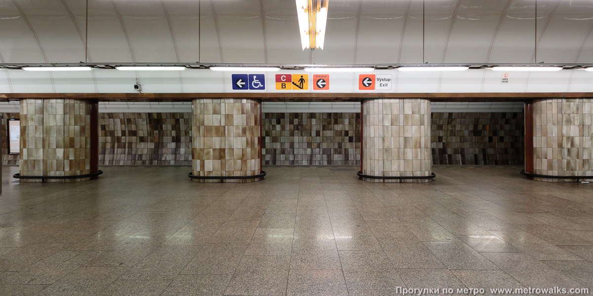 Фотография станции Florenc [Фло́ренц] (линия B, Прага). Поперечный вид, проходы между колоннами из центрального зала на платформу.