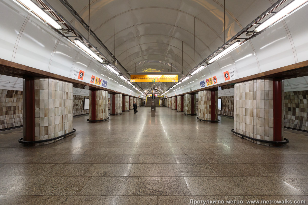 Фотография станции Florenc [Фло́ренц] (линия B, Прага). Центральный зал станции, вид вдоль от глухого торца в сторону выхода.