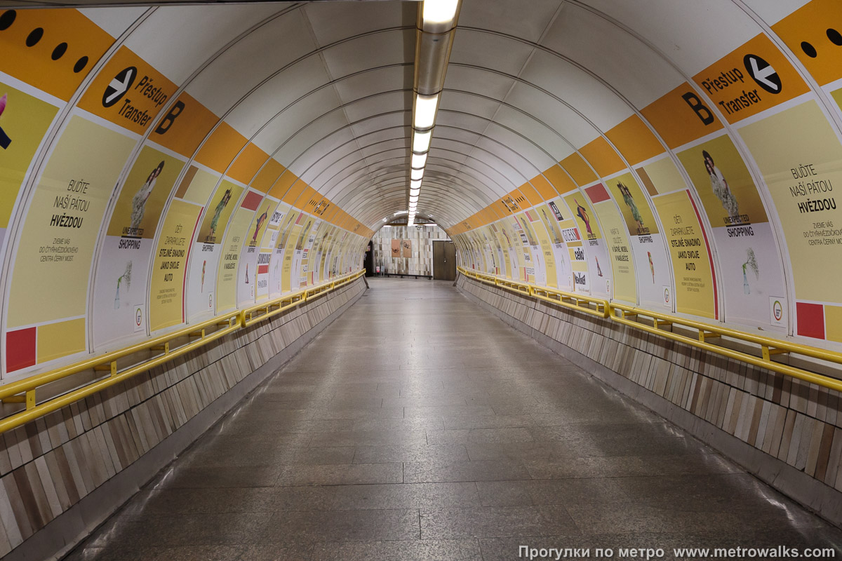Фотография станции Florenc [Фло́ренц] (линия C, Прага). Переход, общий вид. Переходный коридор от малых к большим эскалаторам