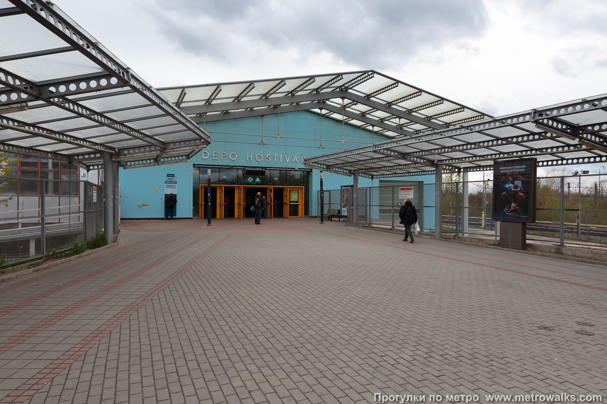 Фотография станции Depo Hostivař [Депо Гостиварж] (линия A, Прага). Вид станции снаружи. Станция занимает крайнюю часть здания депо Гостиварж.