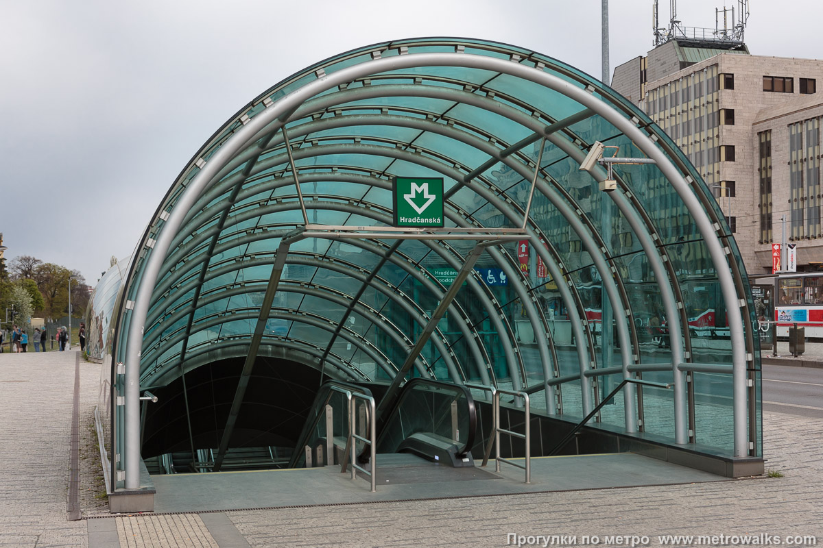 Фотография станции Hradčanská [Градча́нска] (линия A, Прага). Вход на станцию осуществляется через подземный переход.