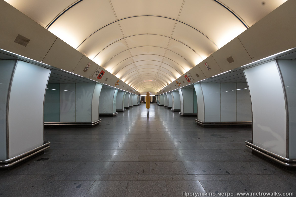Фотография станции Invalidovna [Инвалидовна] (линия B, Прага). Центральный зал станции, вид вдоль от глухого торца в сторону выхода.