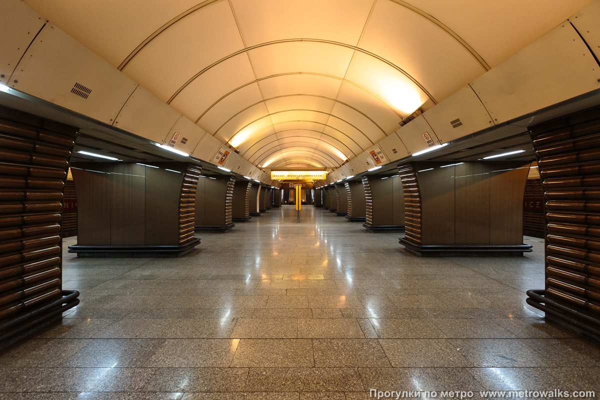 Фотография станции Jinonice [Йино́нице] (линия B, Прага). Центральный зал станции, вид вдоль от глухого торца в сторону выхода.