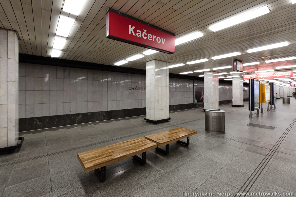 Фотография станции Kačerov [Ка́черов] (линия C, Прага). Вид по диагонали.
