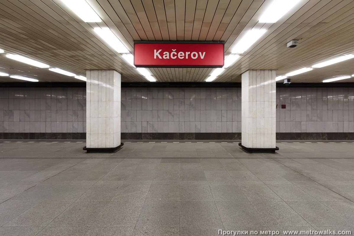 Фотография станции Kačerov [Ка́черов] (линия C, Прага). Поперечный вид, проходы между колоннами из центрального зала на платформу.