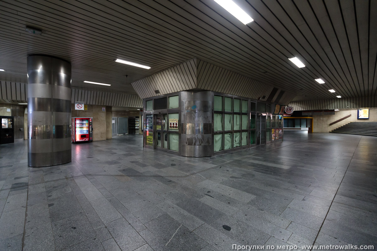 Фотография станции Karlovo náměstí [Карлово на́мести] (линия B, Прага). В подземном переходе. Вид обратно — в сторону выхода.