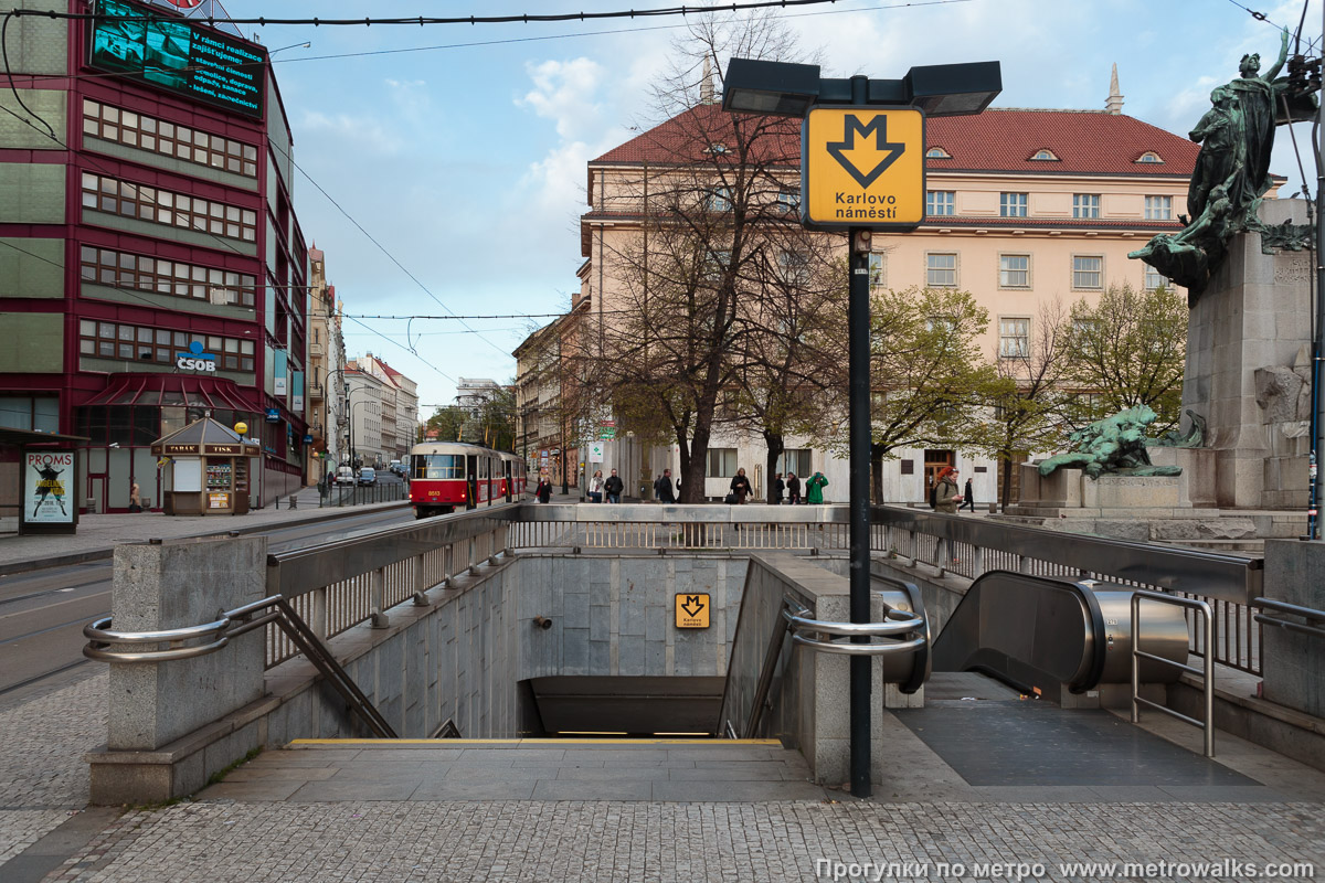 Фотография станции Karlovo náměstí [Карлово на́мести] (линия B, Прага). Вход на станцию осуществляется через подземный переход. Вид с площади Палацкого.