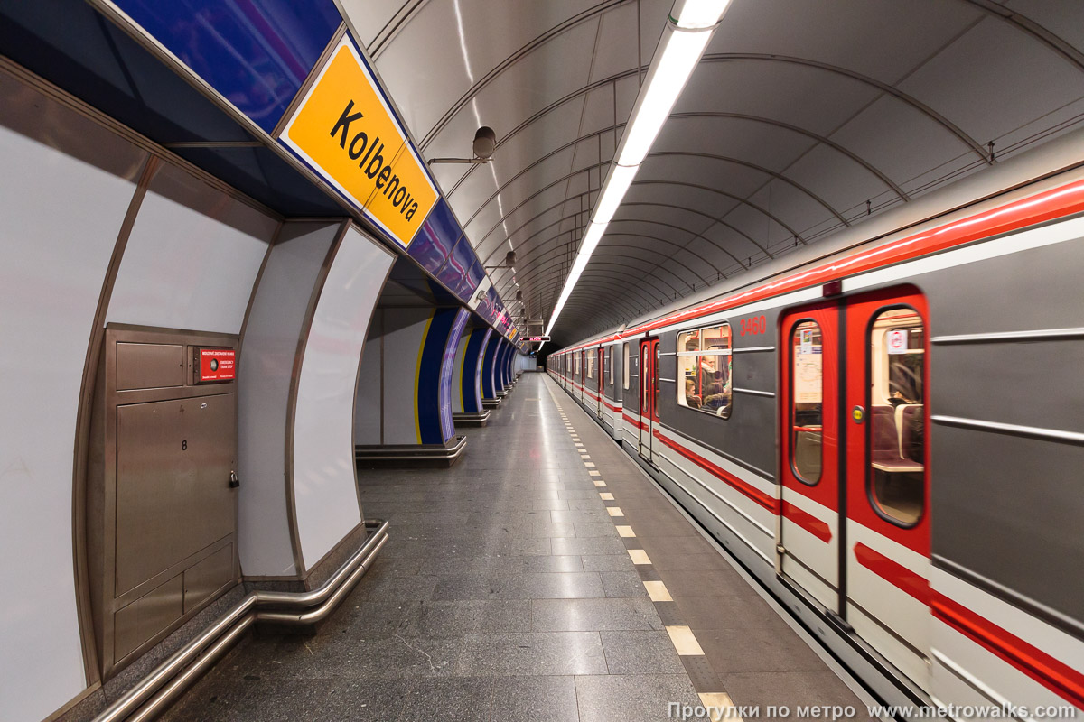 Фотография станции Kolbenova [Колбенова] (линия B, Прага). Боковой зал станции и посадочная платформа, общий вид. Для пущей цветастости — с поездом.