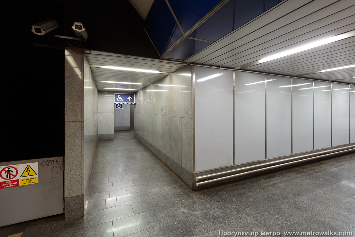 Фотография станции Kolbenova [Колбенова] (линия B, Прага). Проход к лифту. Необычный проход к лифту, ведущий за пределы основного зала станции.