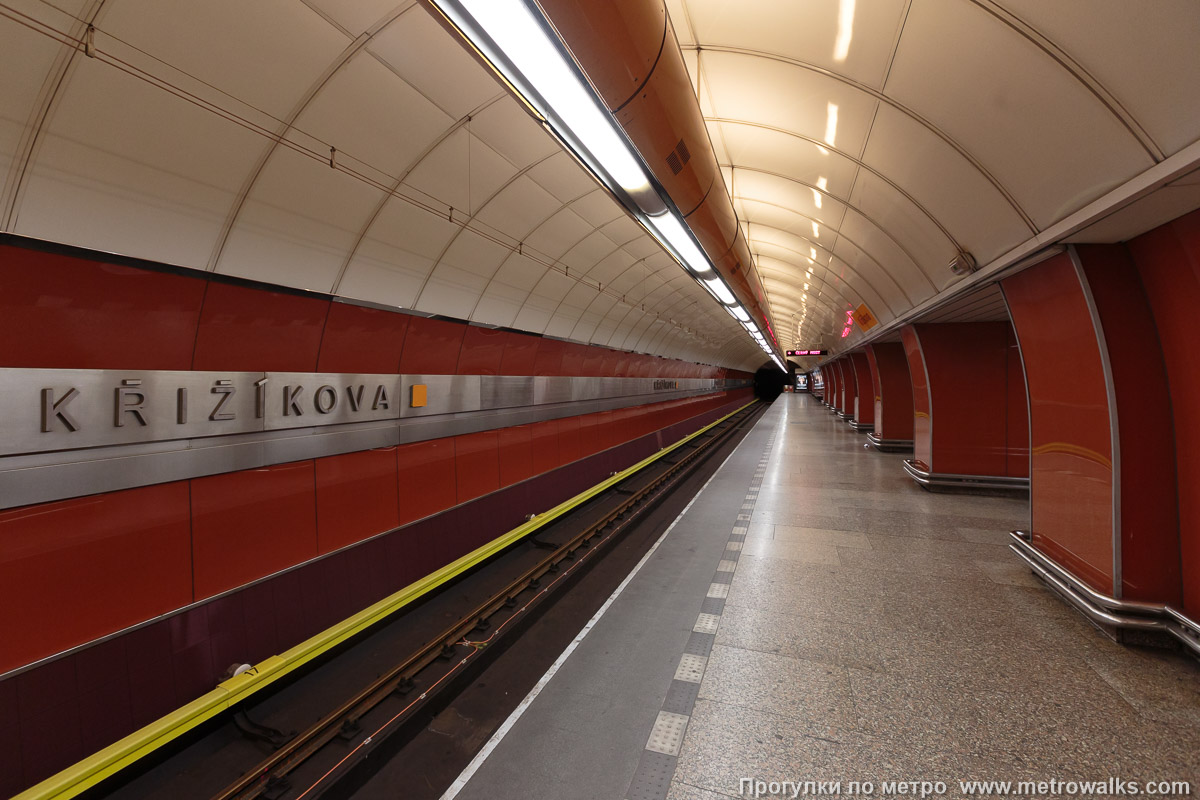 Фотография станции Křižíkova [Кршижи́кова] (линия B, Прага). Боковой зал станции и посадочная платформа, общий вид.