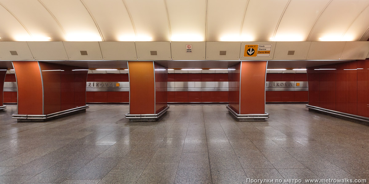 Фотография станции Křižíkova [Кршижи́кова] (линия B, Прага). Поперечный вид, проходы между пилонами из центрального зала на платформу.
