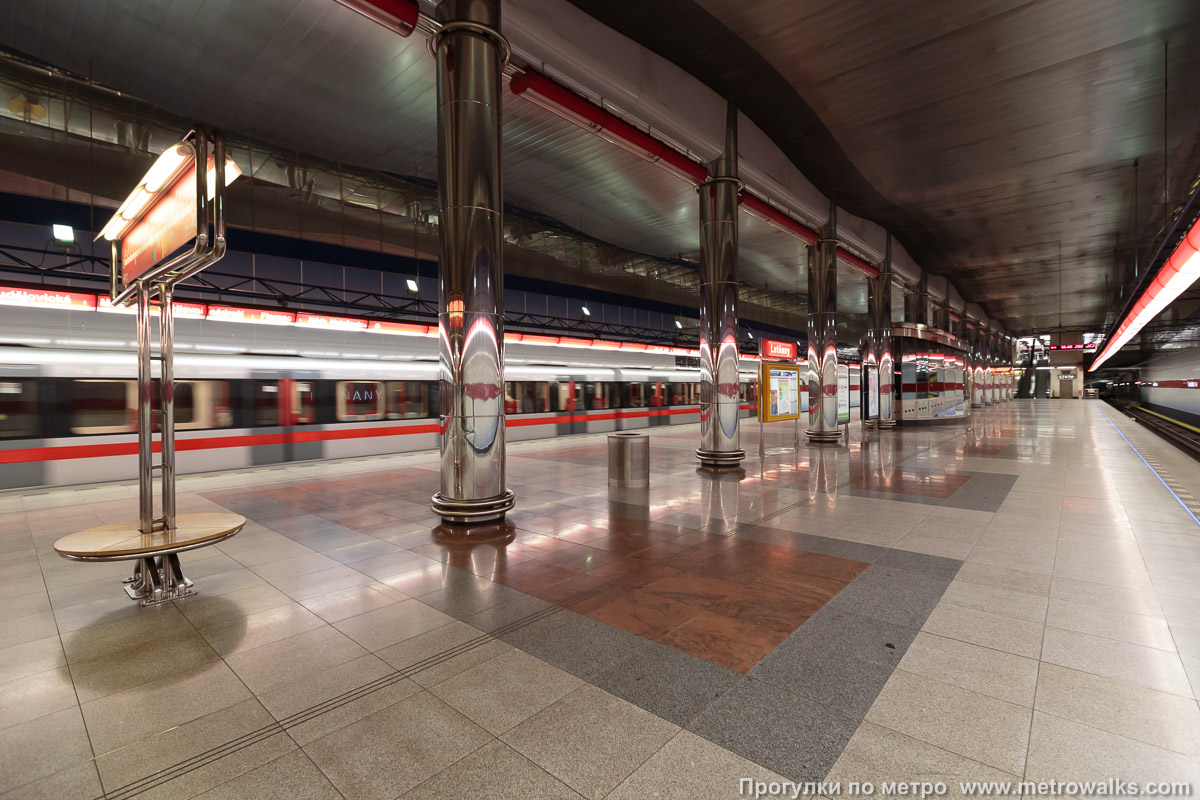 Фотография станции Letňany [Летня́ны] (линия C, Прага). Вид по диагонали. Для оживления картинки — с поездом.