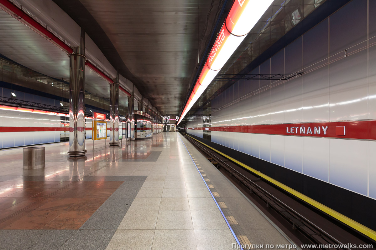 Фотография станции Letňany [Летня́ны] (линия C, Прага). Продольный вид вдоль края платформы.