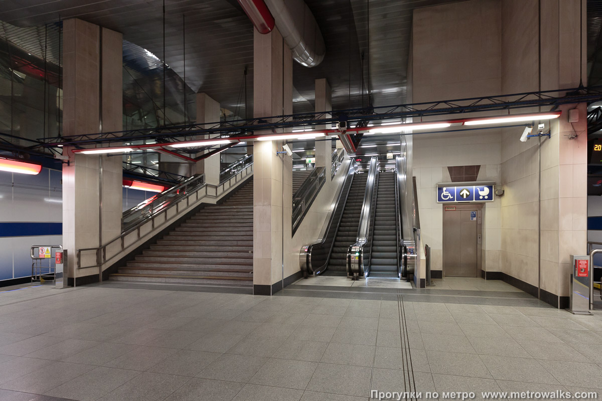Фотография станции Letňany [Летня́ны] (линия C, Прага). Выход в город, эскалаторы начинаются прямо с уровня платформы.