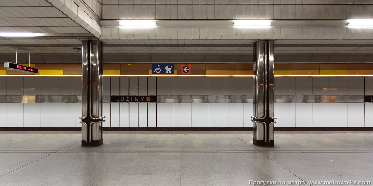 Фотография станции Lužiny [Лужи́ны] (линия B, Прага). Поперечный вид, проходы между колоннами из центрального зала на платформу.