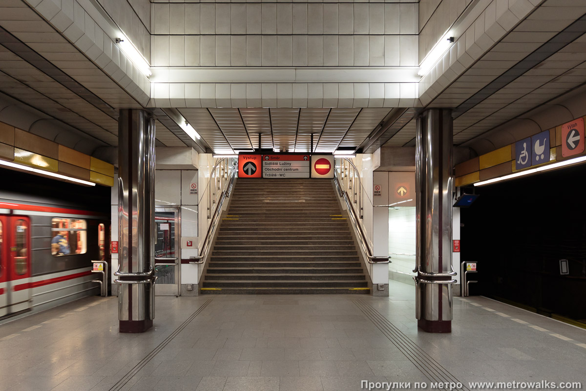 Фотография станции Lužiny [Лужи́ны] (линия B, Прага). Выход в город осуществляется по лестнице.