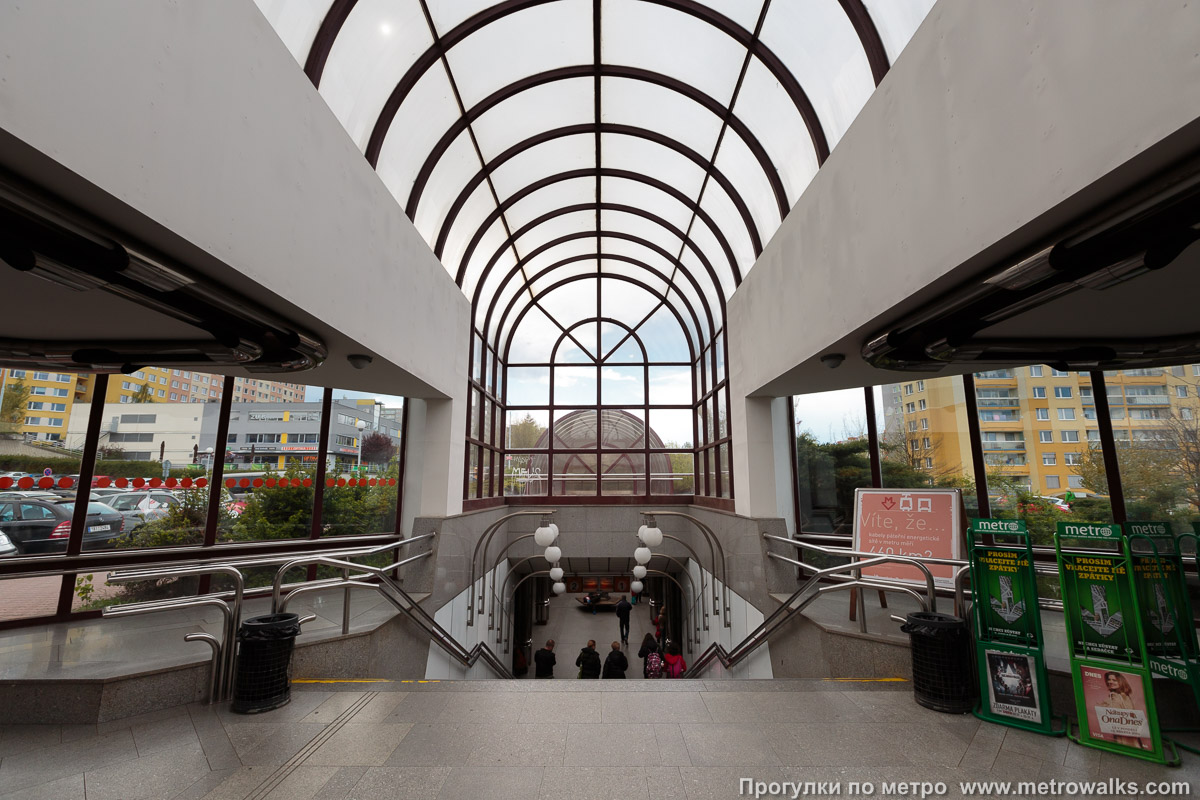 Фотография станции Lužiny [Лужи́ны] (линия B, Прага). Спуск на станцию из вестибюля по лестнице.
